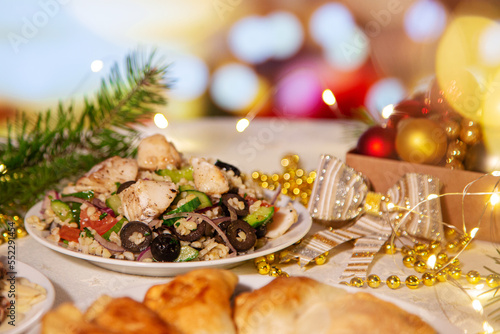 Sałatka z dorszem na wigilijny stół. Klimat świąt, wigilia, polskie tradycyjne dania