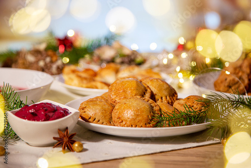 Pieczone pierożki z kaszą - danie świąteczne na wigilię. Boże narodzenie z tradycyjnymi potrawami. 