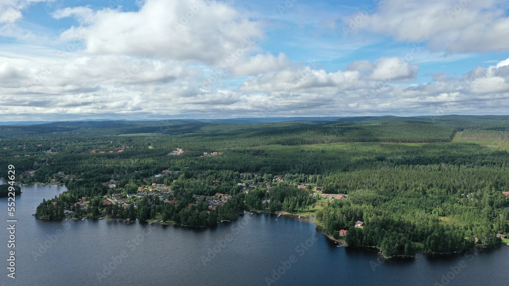 Survol du lac Siljan en Suède entre Rattvik et Mora Survol du lac Siljan en Suède entre Rattvik et Mora