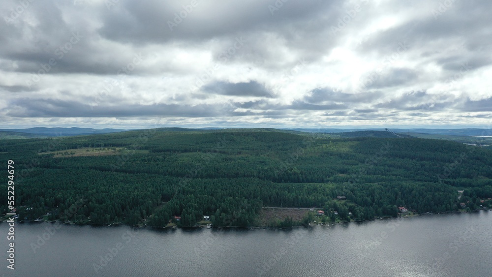 Survol du lac Siljan en Suède entre Rattvik et Mora	