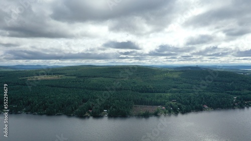 Survol du lac Siljan en Suède entre Rattvik et Mora 