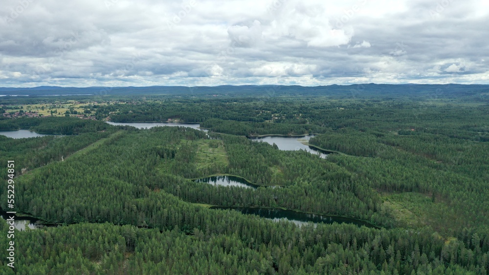 Obraz premium survol de la foret, des lacs et rivières en Suède 