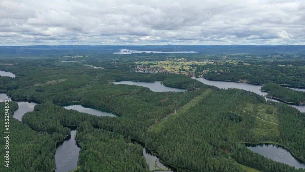 Obraz premium survol de la foret, des lacs et rivières en Suède 