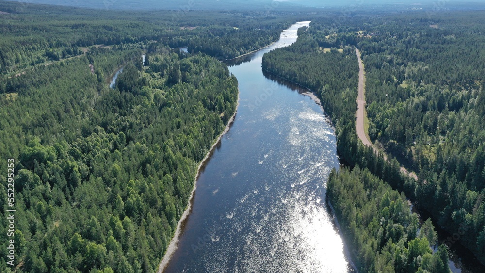 survol de routes et ponts dans la foret au centre de la Suède avec rivière, fleuve et lac