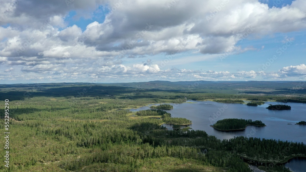 survol des lacs suédois dans la région de Dalécarlie, Scandinavie