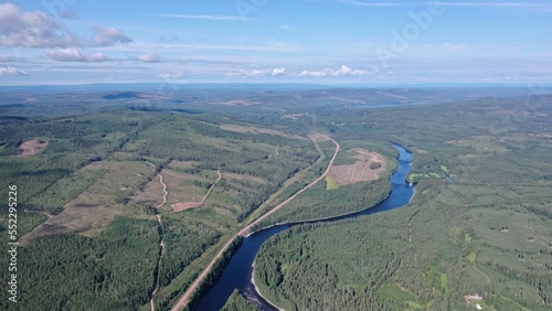 survol de routes et ponts dans la foret au centre de la Suède avec rivière, fleuve et lac photo