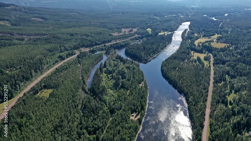 survol de routes et ponts dans la foret au centre de la Suède avec rivière, fleuve et lac photo