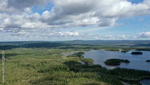 survol des lacs suédois dans la région de Dalécarlie, Scandinavie © Lotharingia