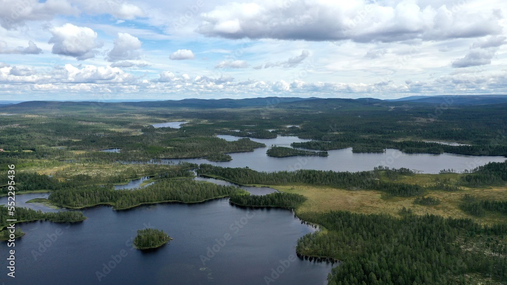 survol des lacs suédois dans la région de Dalécarlie, Scandinavie