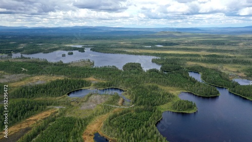 survol des lacs suédois dans la région de Dalécarlie, Scandinavie