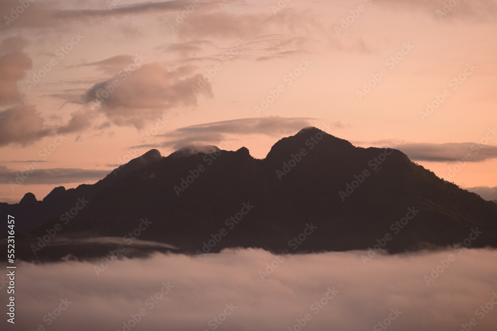 Obraz premium sunset over the mountains