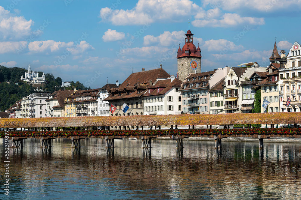 Obraz premium Luzern mit Kapellbrücke, Wasserturm und Rathausquai