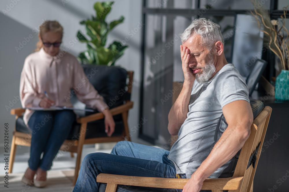 Obraz premium Male client talking to a female psychologist