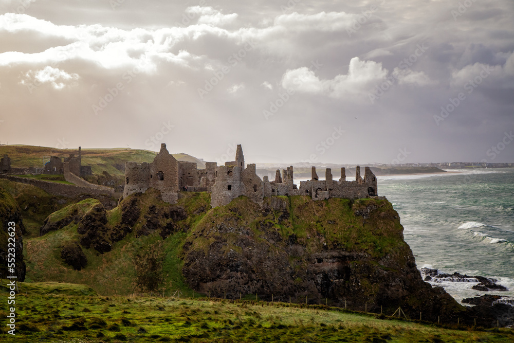 Dunluce Castle über dem Atlantik - Irland