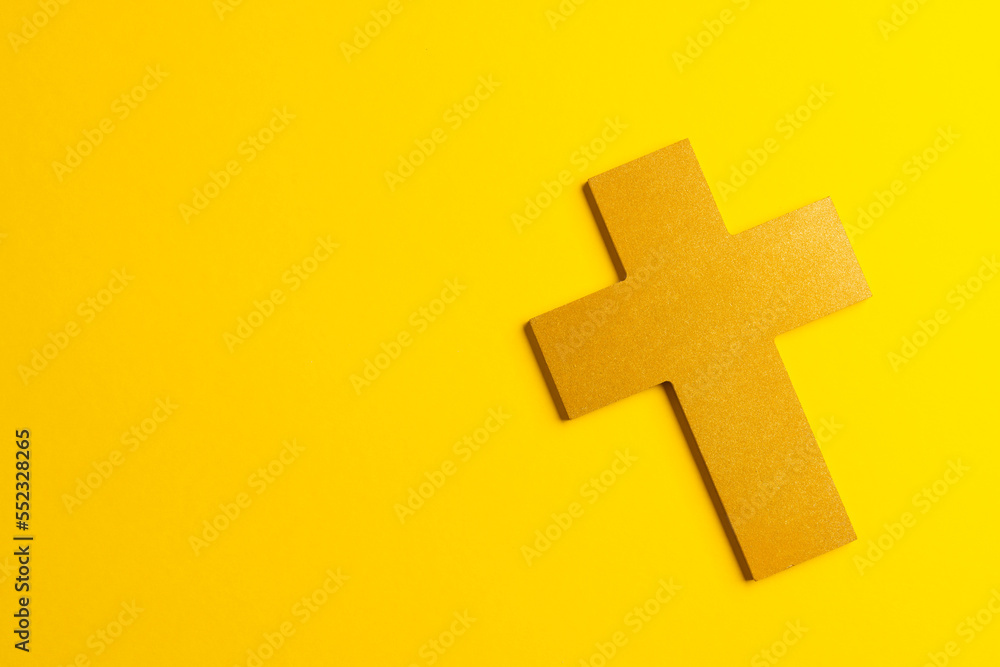 Obraz premium Composition of ash wednesday christian cross on yellow background with copy space