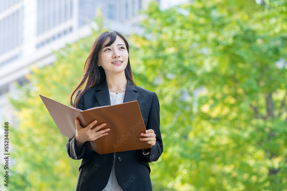ファイルを持つ女性 ファイルを持つ女性