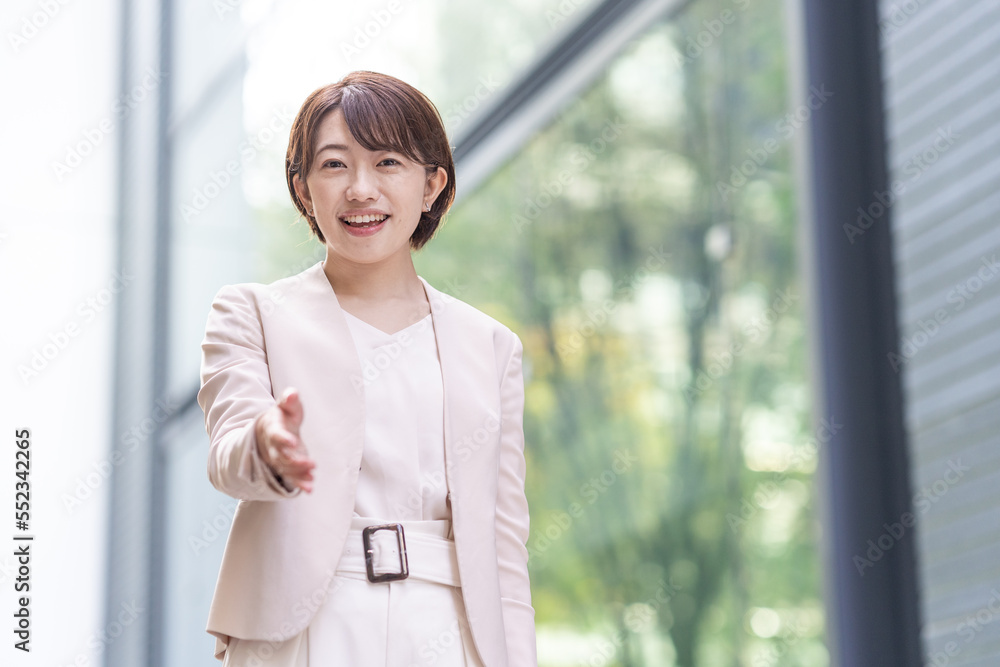 握手をするビジネスウーマン 握手をするビジネスウーマン