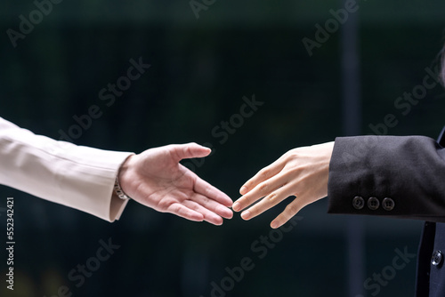 握手をする女性の手