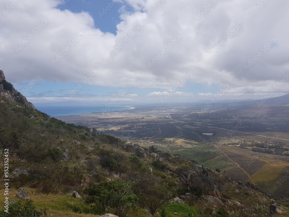 Naklejka premium Wolken über den Bergen