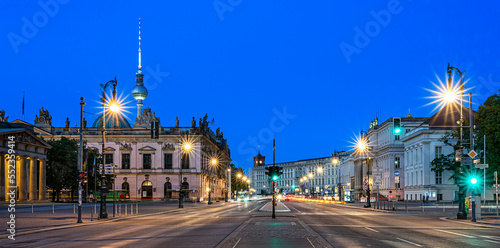 Photography Abendaufnahme der Straße Unter den Linden, Berlin