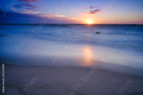 Sylt - Strand bei Abendrot mit ankommender Welle, Langzeitaufnahme
