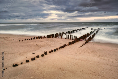 Sylt - vergammelte Holzbuhnen am Strand bei Abendlicht bei Rantum