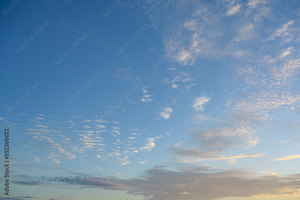Obraz premium morning sky A background image of the morning sky and white clouds reflecting the beautiful morning sun.
