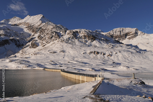 Staumauer am Lago Bianco 2234m mit Blick zum Piz d' Arlas 3375m.