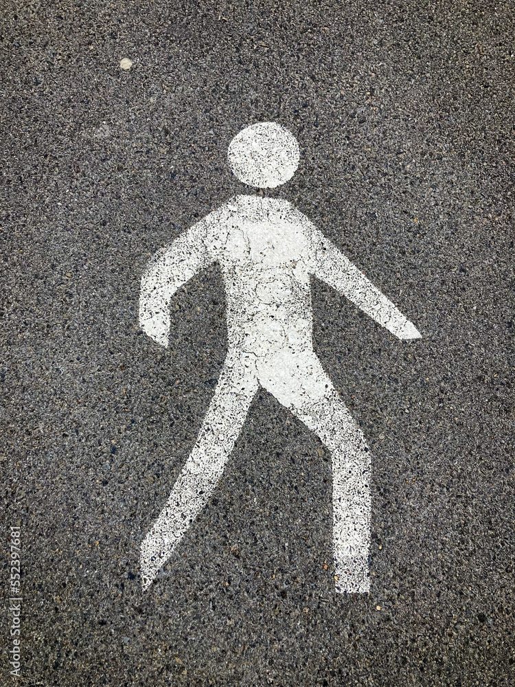 Señal de peatones (figura humana) pintada en el asfalto - obrazy, fototapety, plakaty 