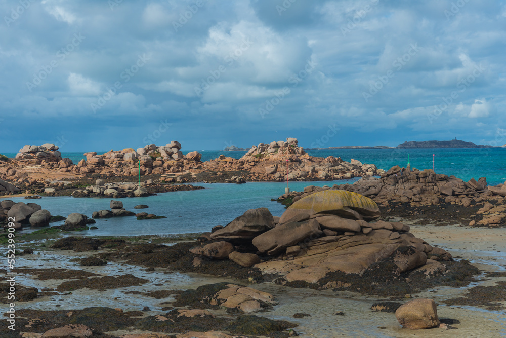 Obraz premium view of the landscape at ploumanach in france