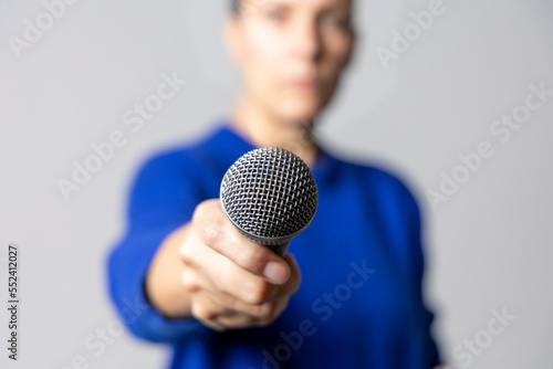 Konstfotografi personne qui tend un micro de face