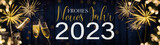 Frohes neues Jahr 2023 Silvester Neujahr Feiertag Grußkarte lang Banner Panorama  - Champagner oder Sektflasche, Sektkübel und Sektgläser die anstoßen, Hintergrund blaue Holzwand
