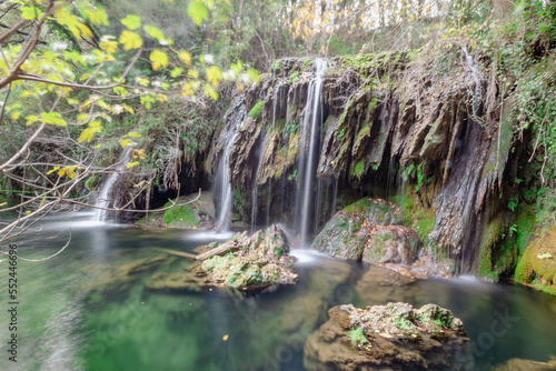 Peque  o lago llen  ndose con el agua de las cascadas que bajan a larga velocidad entre las rocas y el verde musgo que se posa sobre la monta  a de Catalu  a.