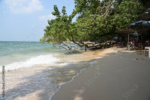 Wellan am Strand von Naklua Thailand