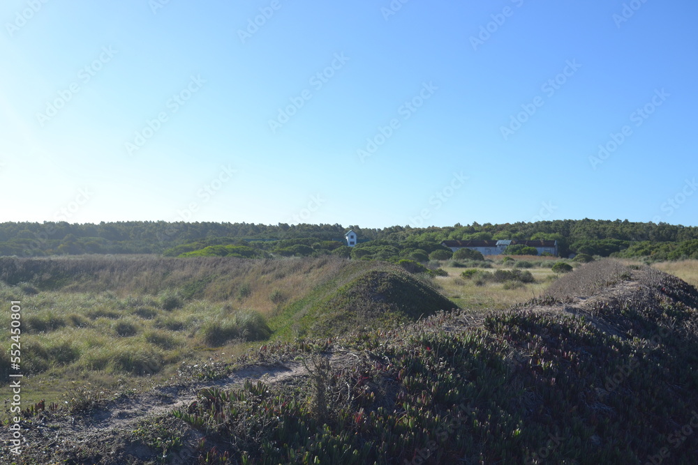 Fototapeta premium Pequeñas sierras al lado del mar
