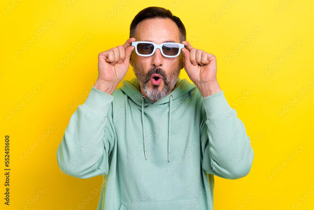 Naklejka premium Photo of mature age grey bristle beard man wear khaki sweater pouted lips shocked wear 3d goggles visual effects isolated on yellow color background