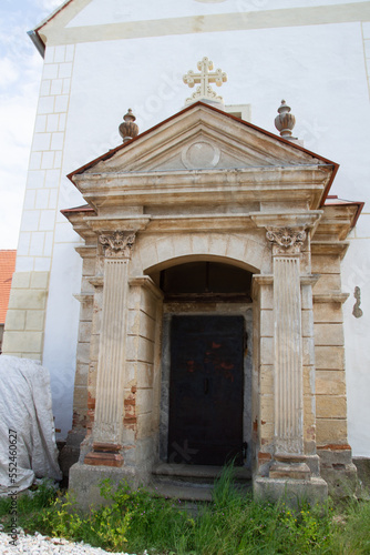 Eingangstor einer alten Kirche