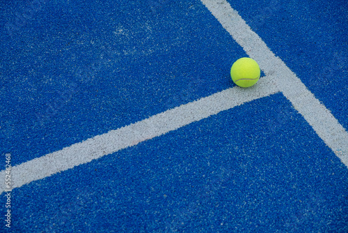a ball on a blue paddle court where the lines connect © Vic