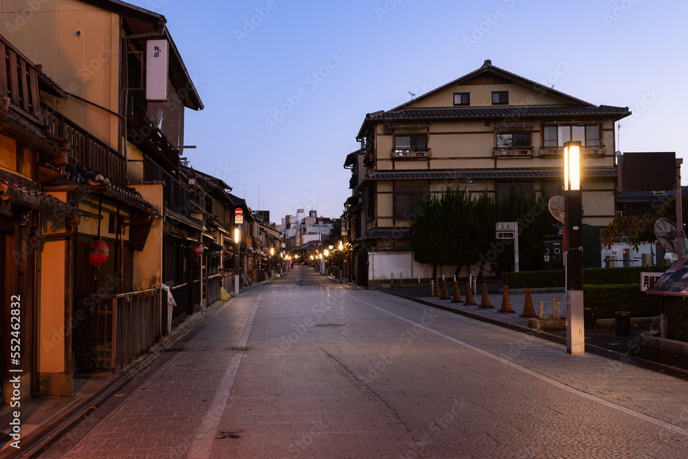 早朝の古都京都祇園花見小路