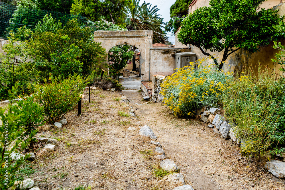 Φωτογραφία The garden in the visitor center, in the isle of Montecristo, part of the Tuscan Archipelago