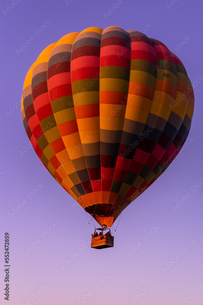 Naklejka premium Globos aerostáticos volando sobre zona arqueológica de México al amanecer en Teotihuacán