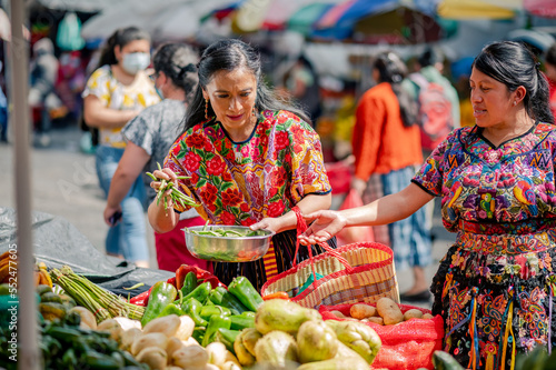 Retrato de dos mujeres indigenas en un mercado local de Guatemala.  photo