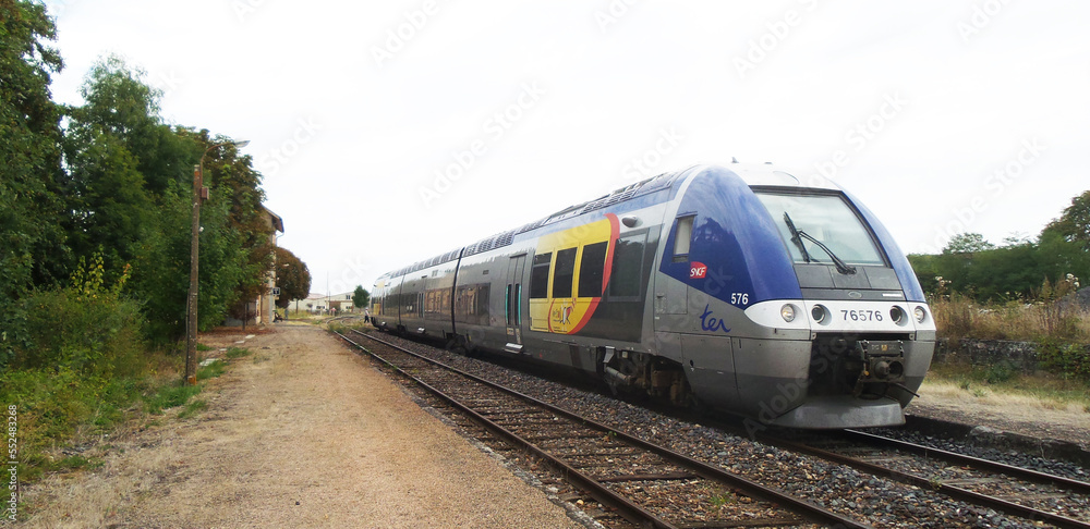 Foto de Autorail assurant un service TER Lorraine en gare de Vézelise