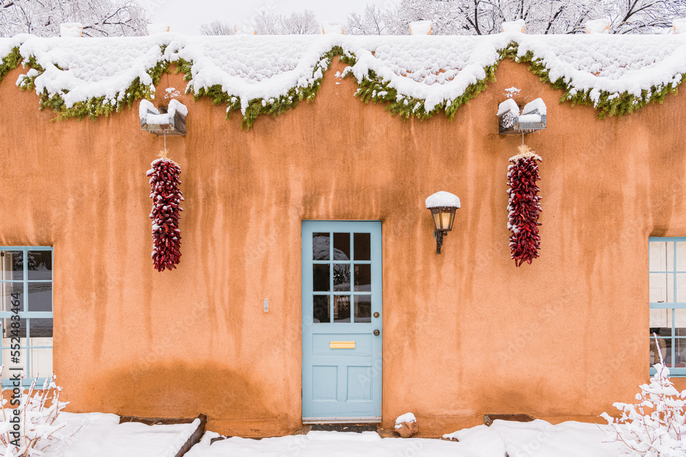 Obraz premium Christmas in Santa Fe, building with red chile ristras and garland