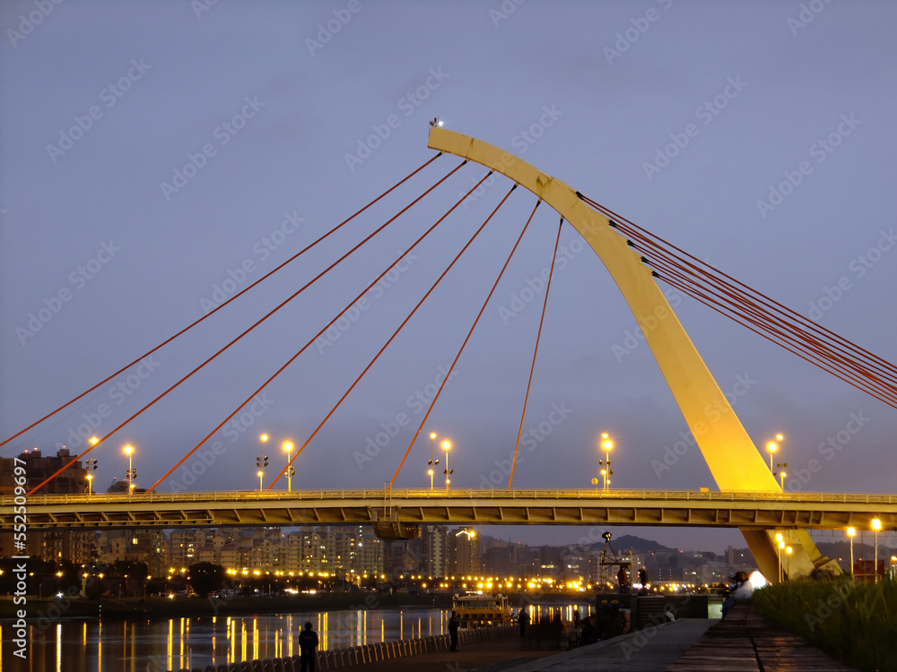 Obraz premium Night view of the Dazhi Bridge