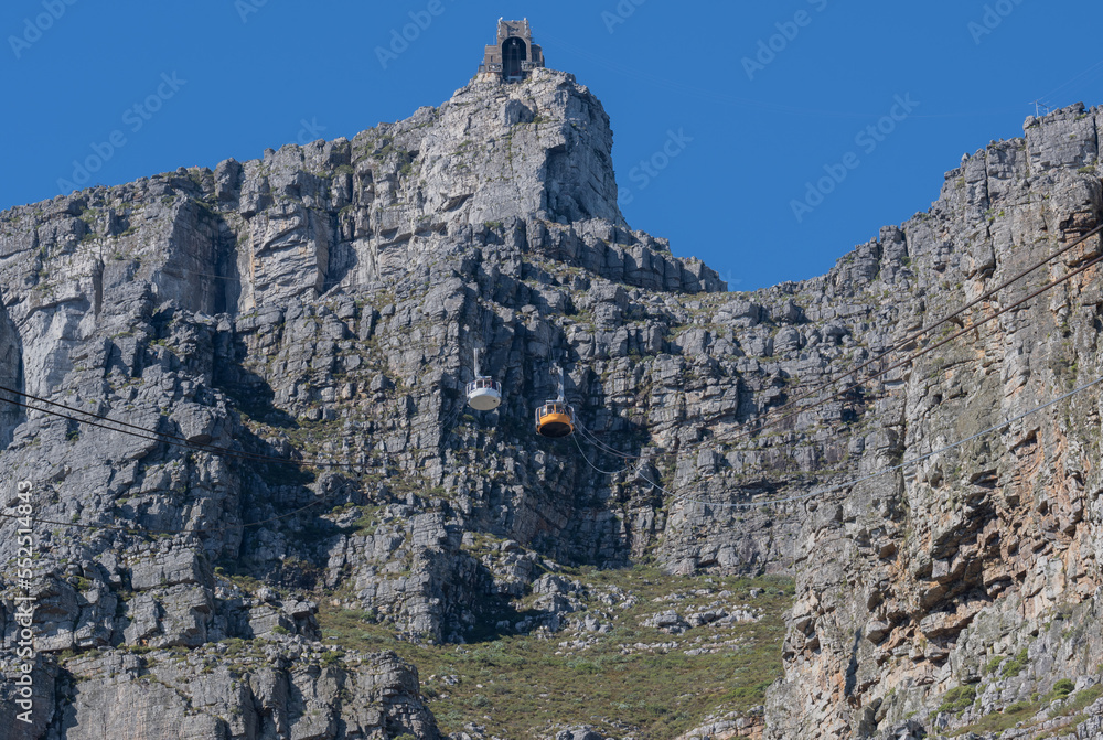 Fototapeta premium Seilbahn zum Tafelberg an der Südatlantikküste bei Kapstadt Südafrika