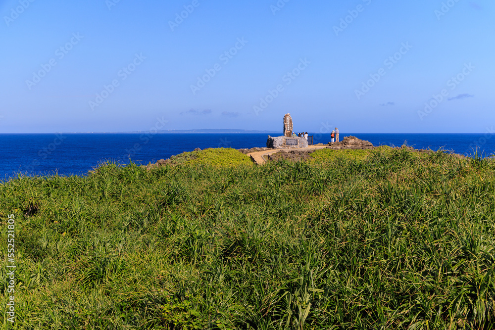 沖縄本島最北端の辺戸岬にあるモニュメントと遠方に見える与論島