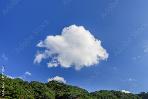 山の上に浮かぶ小さな雲 © captainT