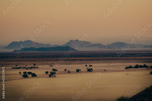 Idyllischer Blick von der Elim Düne in Richtung Naukluft Gebirge nach Sonnenuntergang (Sesriem, Namibia)