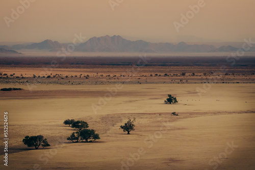 Idyllischer Blick von der Elim Düne in Richtung Naukluft Gebirge nach Sonnenuntergang (Sesriem, Namibia)